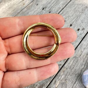 Vintage Jewelry Monet Gold Tone Circle Brooch Pin Round Gold Circle